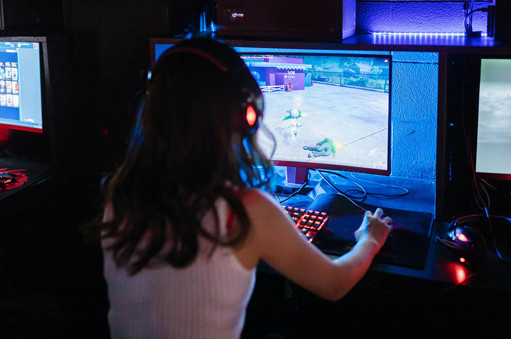 Chica gamer jugando en el PC